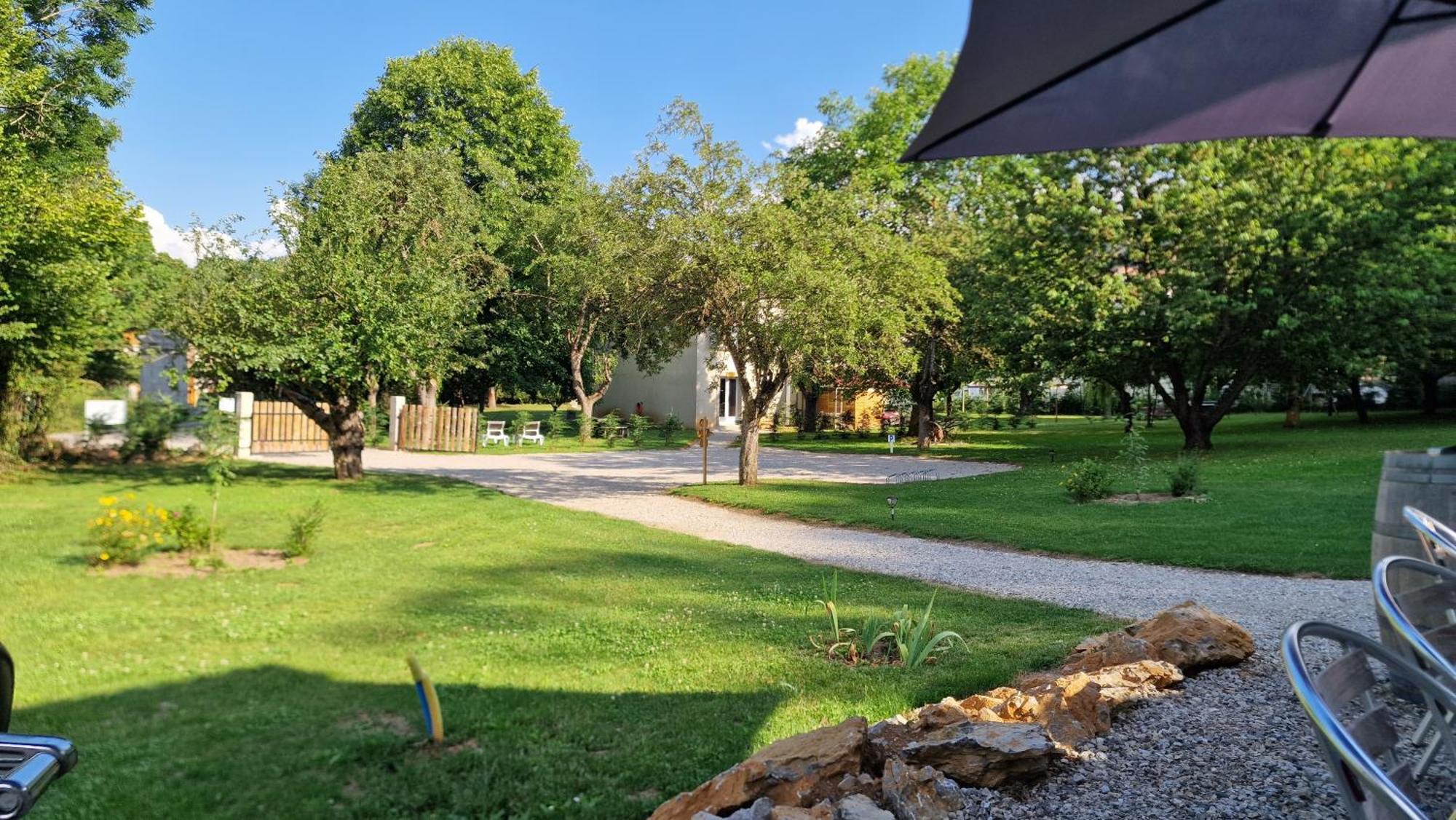Gite L'Enclos O Rendez-Vous Roquefeuil-Pays De Sault- Avec Jardin Exteriör bild